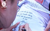 [ẢNH] Nữ sinh Hà Nội bật khóc trong ngày bế giảng